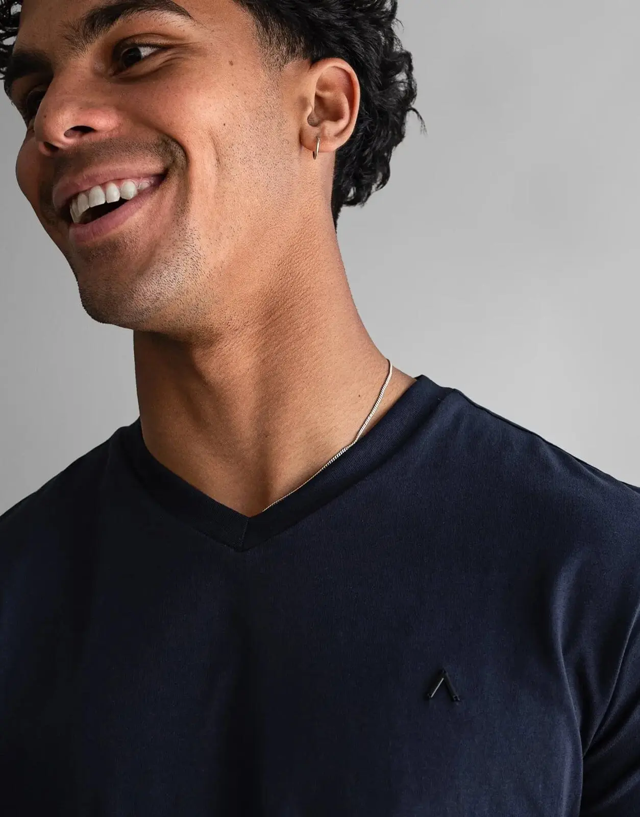 Fade Icon V-Neck Navy T-Shirt - Image 3